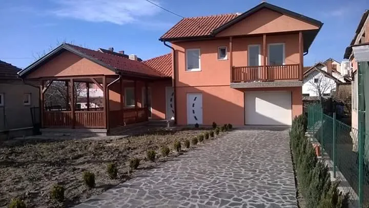 Montažna kuća sa crvenim krovom